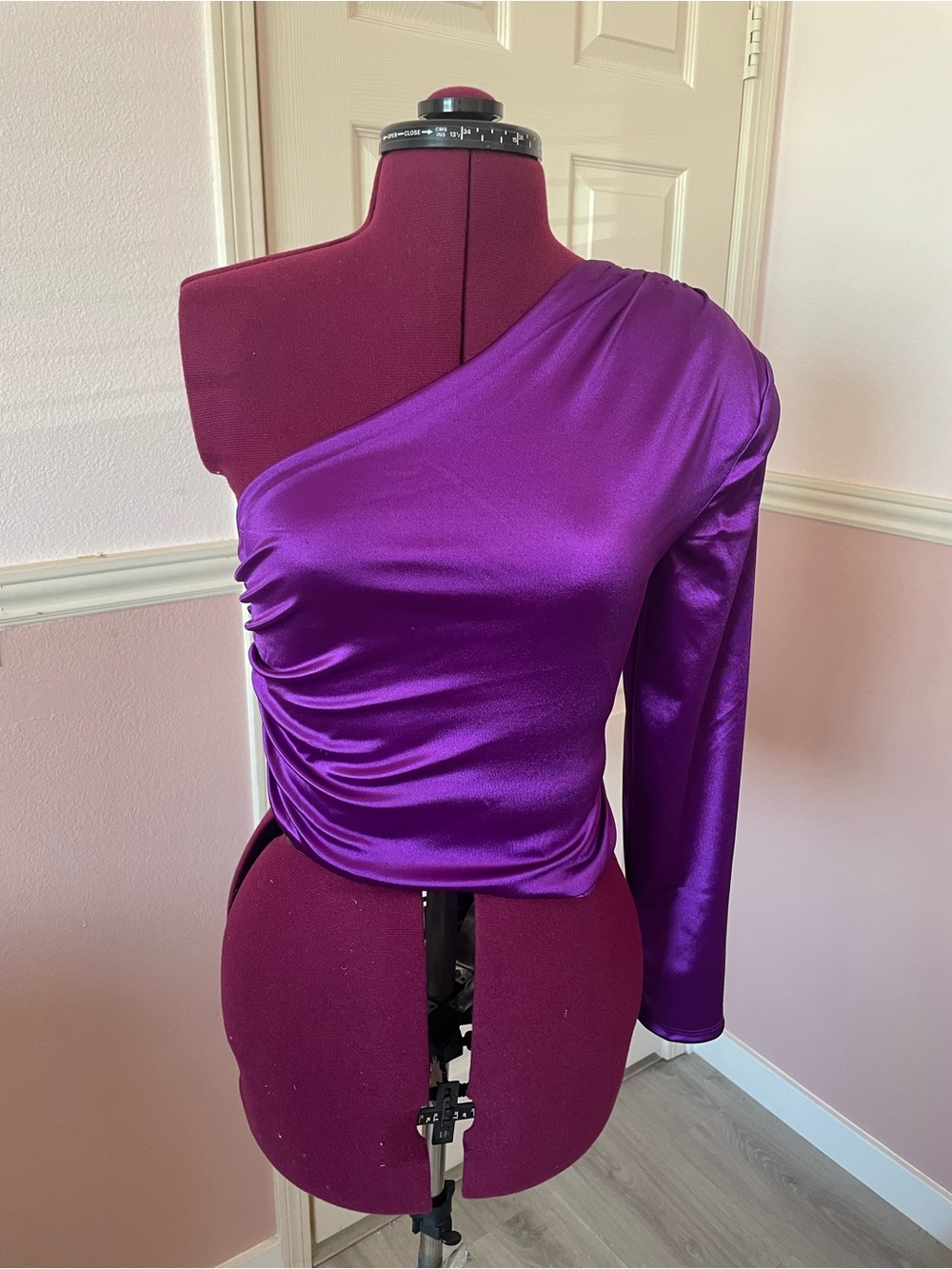 “NWT”Express One-Shoulder Purple Satin Top